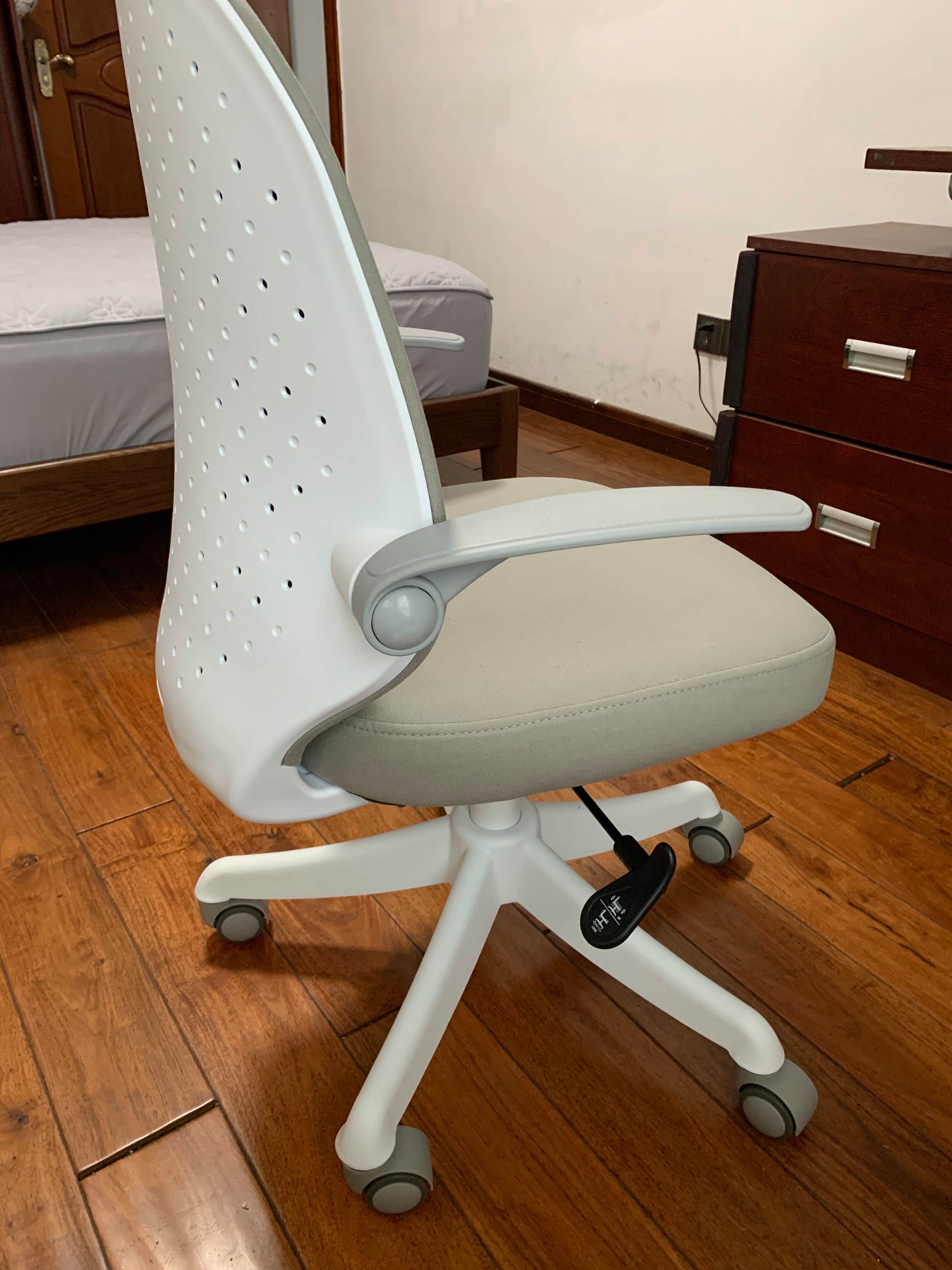 学习椅(学生椅重力轮和万向轮哪个好)